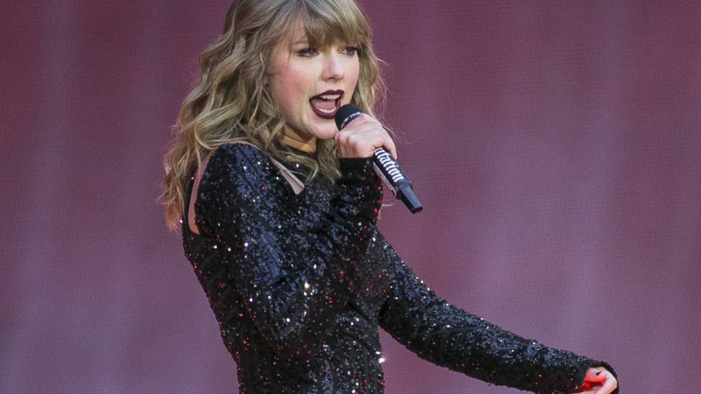 US-Popstar Taylor Swift macht offenbar Ernst mit ihren Plänen im Filmgeschäft. Die 32-Jährige plane ein Werk in Spielfilmlänge, kündigte am Freitag das Produktionsstudio Searchlight Pictures an. (Archivbild)
