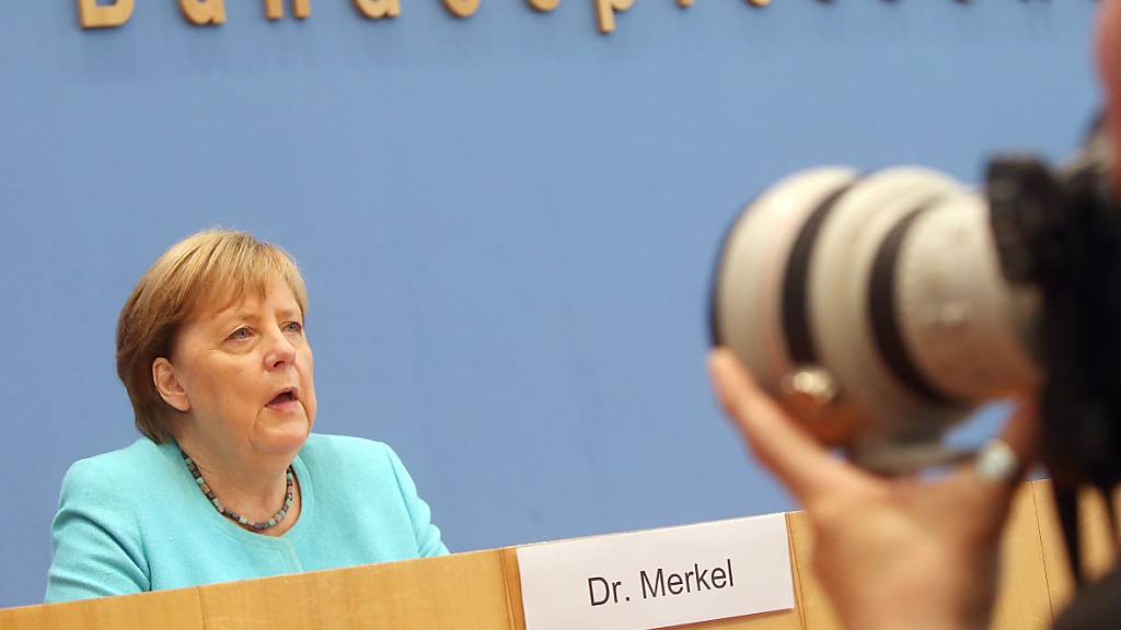 Bundeskanzlerin Angela Merkel (CDU) sitzt in der Bundespressekonferenz und stellt sich den Fragen der Hauptstadt-Journalisten. Sie sagte am Donnerstag, es sei noch nicht gelungen, für die EU eine gemeinsame Asylpolitik festzulegen. Dies sei eine schwere Bürde für die EU und müsse gelöst werden. Foto: Wolfgang Kumm/dpa