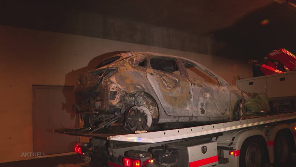 Brennendes Auto blockierte den Umfahrungs-Tunnel in Oberwi-Lieli