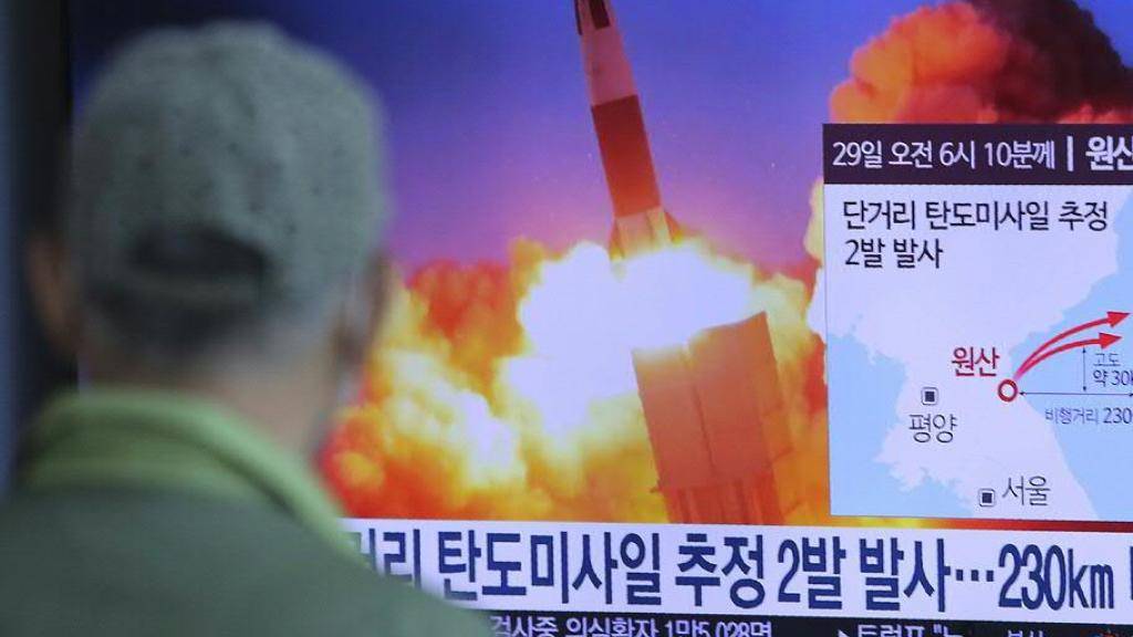 Ein Mann in Südkorea informiert sich über den neusten Raketentest Nordkoreas. Nach Darstellung der Militärs in Pjöngjang wurde ein «supergrosser Mehrfach-Raketenwerfer» eingesetzt.