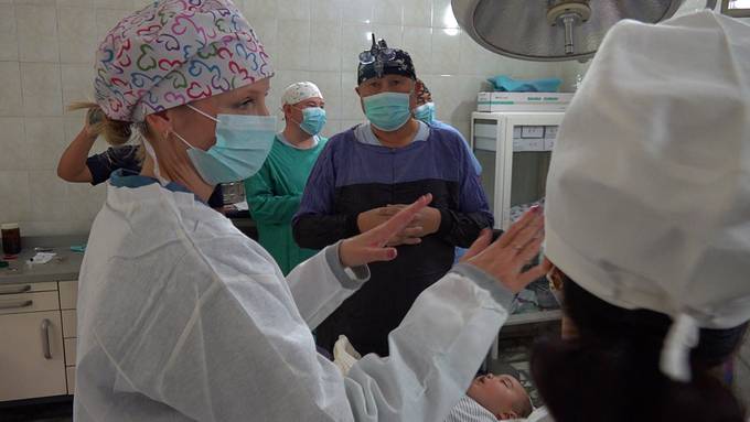 «Es ist schwierig zu ertragen» – mit Sarina Arnold in Kirgistan im Kinder-OP