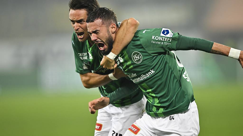 St. Gallens Jordi Quintilla und Mihailo Stevanovic bejubeln das 2:1 gegen YB