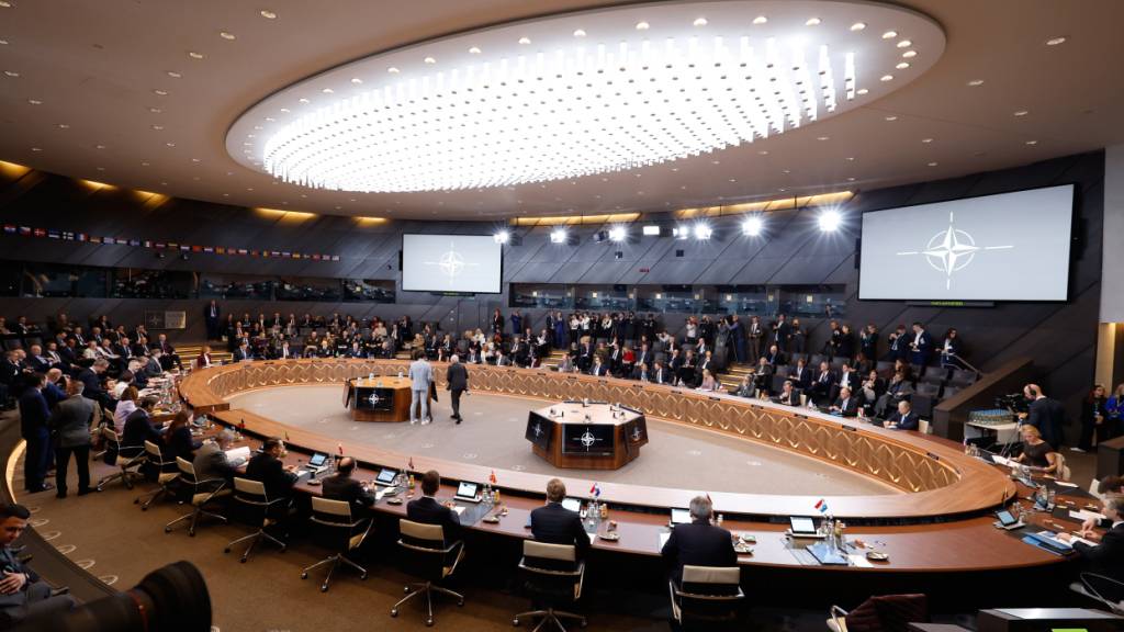 Gesamtansicht des Saals während einer Sitzung des Nordatlantikrats der Außenminister im Nato-Hauptquartier. Foto: Geert Vanden Wijngaert/AP/dpa