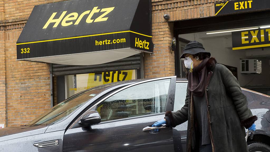 Die Coronavirus-Pandemie hat den US-Autovermieter Hertz schwer getroffen - nunmehr steht die Insolvenz ins Haus. (Archivbild)