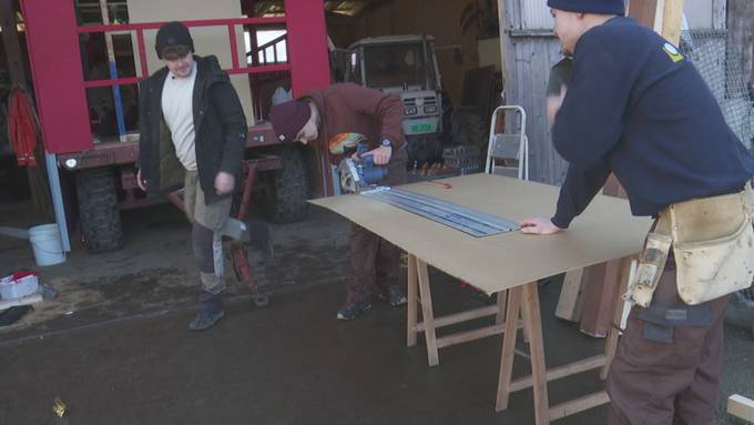 Junge Wagenbauer in Brunnen freuen sich auf die Fasnacht