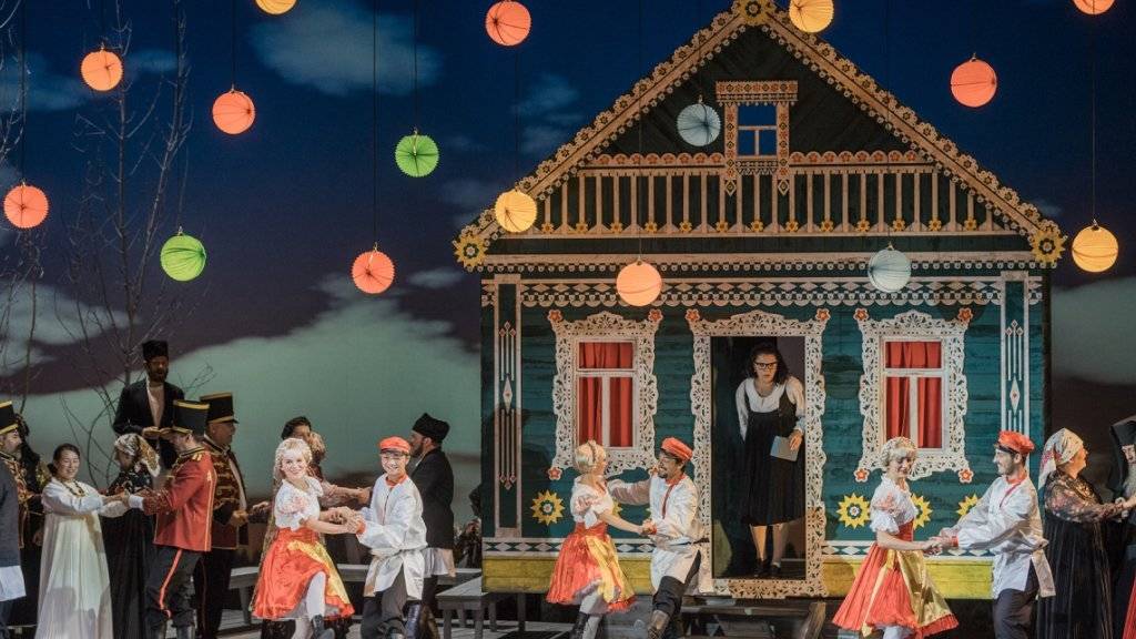 Regisseurin Lydia Steier macht «Eugen Onegin» mit einem bunten Bühnenbild und vielen Tanzszenen zu einer fröhlichen Oper (zVg).
