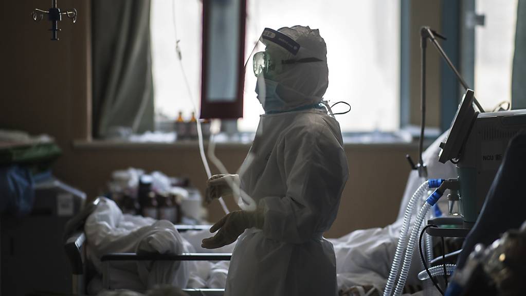 Eine Krankenschwester in Schutzkleidung betreut Patienten im Zentrum des Coronavirus-Ausbruchs in der Stadt Wuhan.