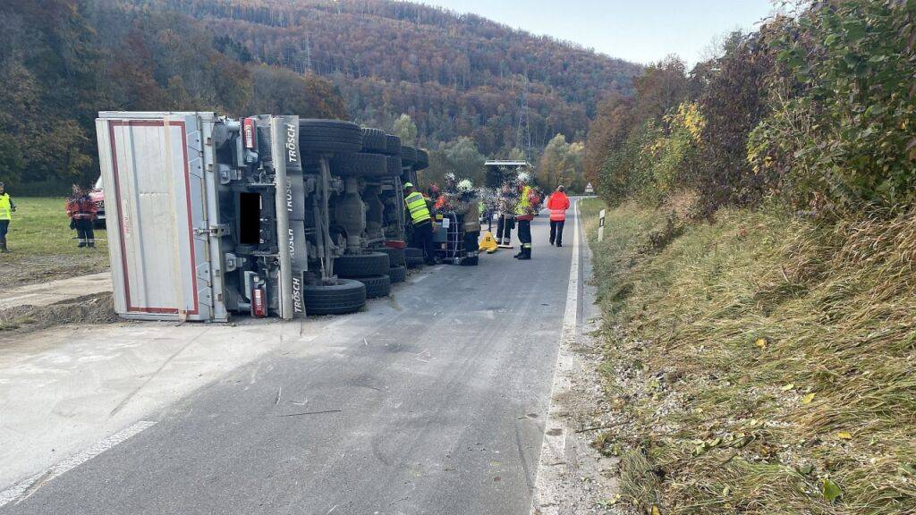 Lastwagen kippt um – Fahrer leicht verletzt