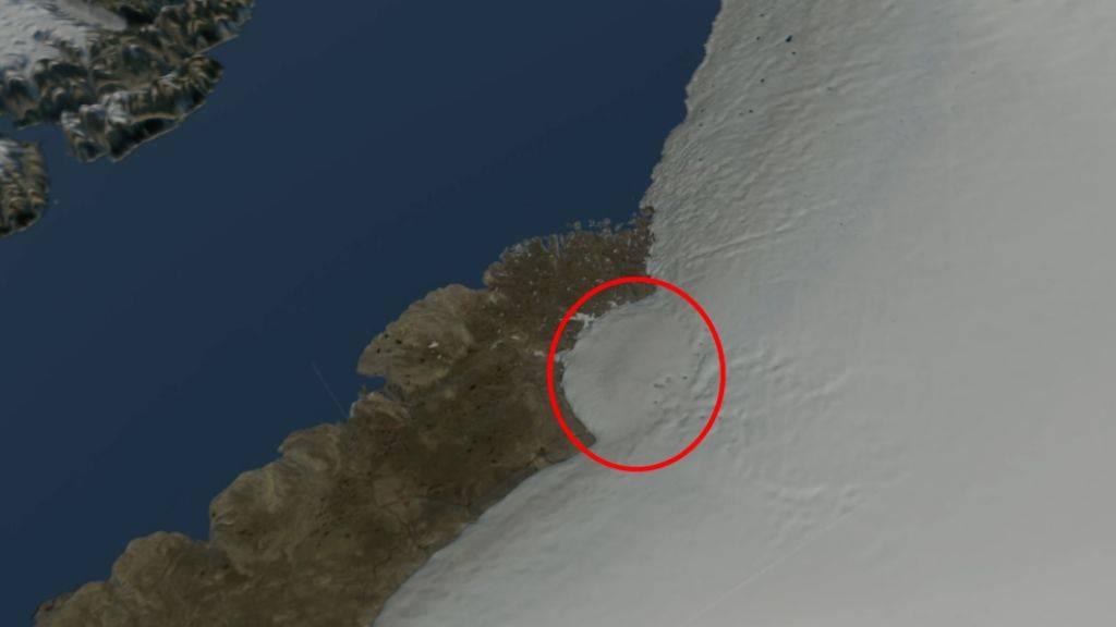 Unter dem halbkreisförmigen Rand des Eisschildes im Nordwesten Grönlands entdeckten Forschende einen riesigen Einschlagkrater.