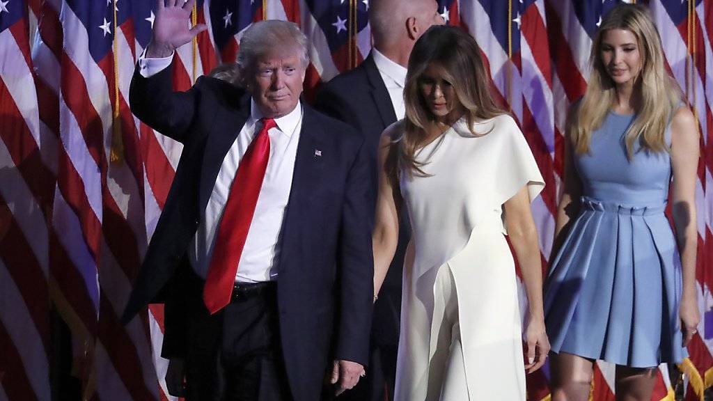 Donald Trump mit seiner Frau Melania am Abend seines Wahlsiegs: Das Ehepaar kann am Donnerstag einen ersten Augenscheins seiner neuen Arbeits- und Wirkungsstätte nehmen.