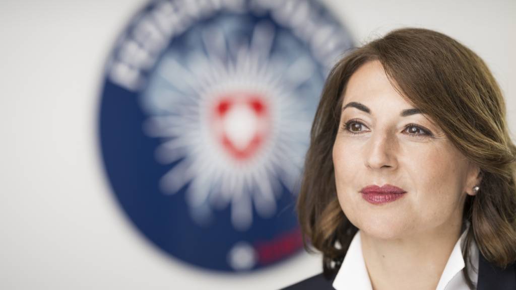Das Bundesamt für Polizei (Fedpol) hat im Zusammenhang mit Unterschriftenfälschungen Hausdurchsuchungen und Befragungen durchgeführt. Im Bild Fedpol-Direktorin Eva Wildi-Cortes. (Archivbild)
