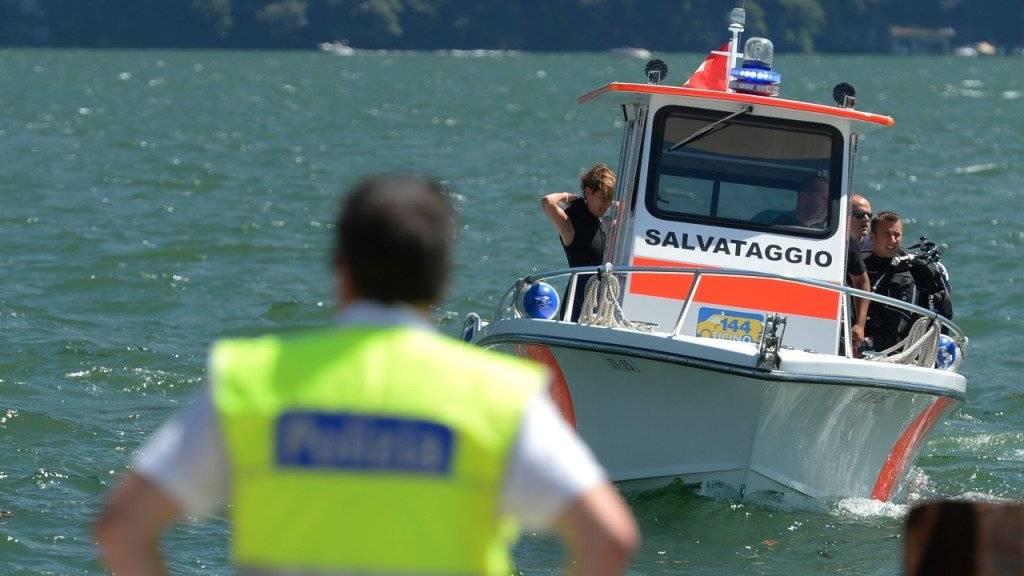49 Personen sind in diesem Jahr bereits in Schweizer Gewässern ertrunken; im Bild eine Rettungsaktion von 2014 auf dem Luganersee. (Archiv)
