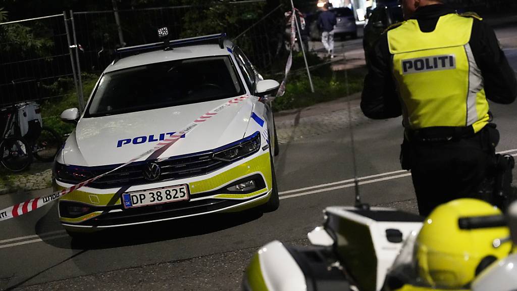 In der Kopenhagener Freistadt Christiania sind Schüsse gefallen. Polizisten stehen am Tatort Wache. Foto: Emil Helms/Ritzau Scanpix Foto/AP/dpa