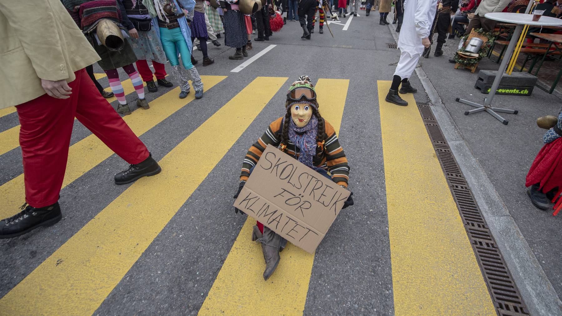 Klimastreikerin an der Fasnacht in Einsiedeln