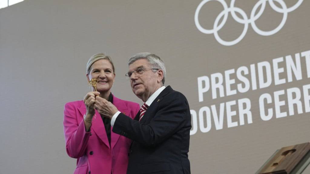 Kirsty Coventry erhält von Thomas Bach den Schlüssel zum IOC-Hauptsitz in Lausanne