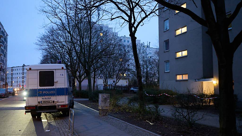 Ein Polizeiwagen vor einem Haus in Berlin. Foto: Annette Riedl/dpa