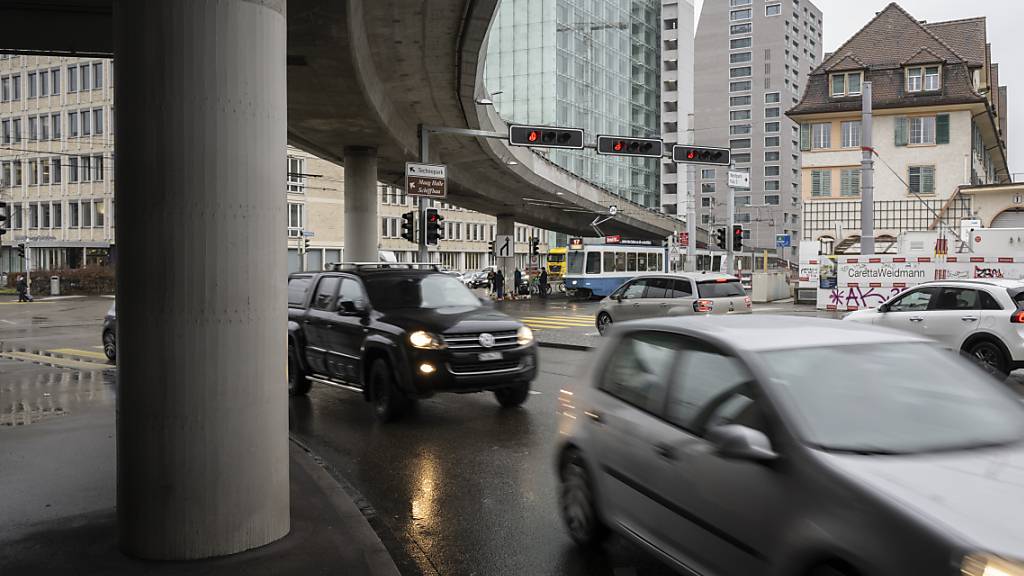Viele Strassen, mehrere Tramlinien und ein Schulweg: Nach einem tödlichen Unfall soll der Stadtrat den Escher-Wyss-Platz sicherer gestalten.