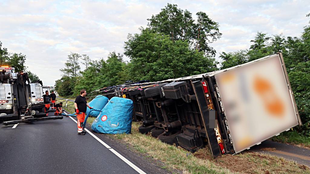 Der LKW-Fahrer blieb - abgesehen vom Bienenstich - beim Unfall unverletzt.