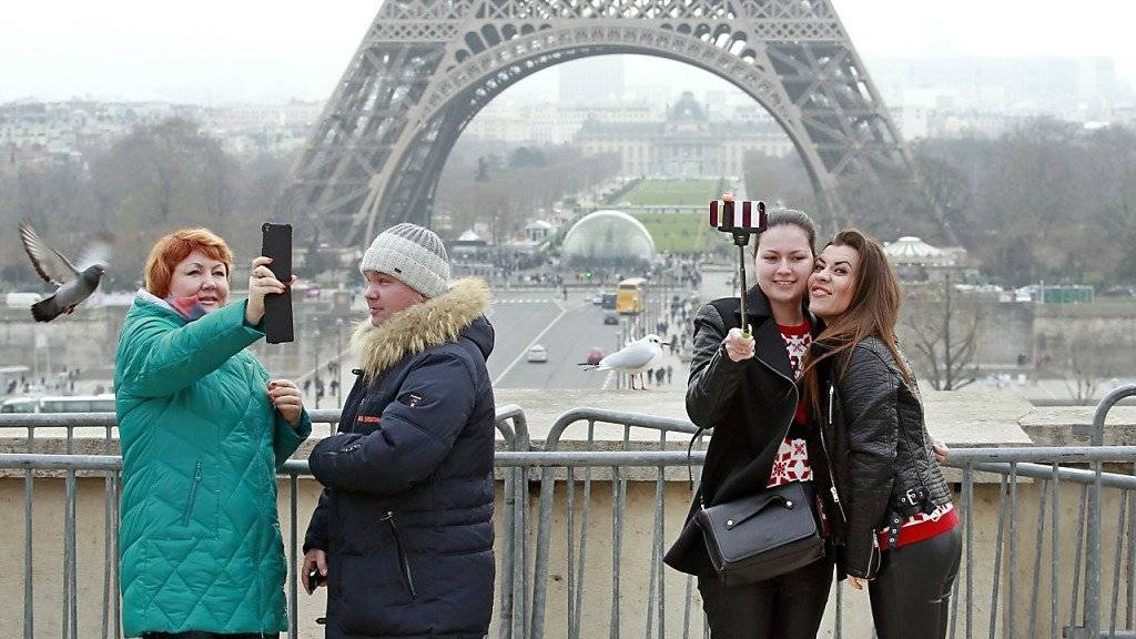 Touristen beim Selfie-Schiessen vor dem Eiffelturm: Derzeit dürften es etwas weniger sein als sonst.