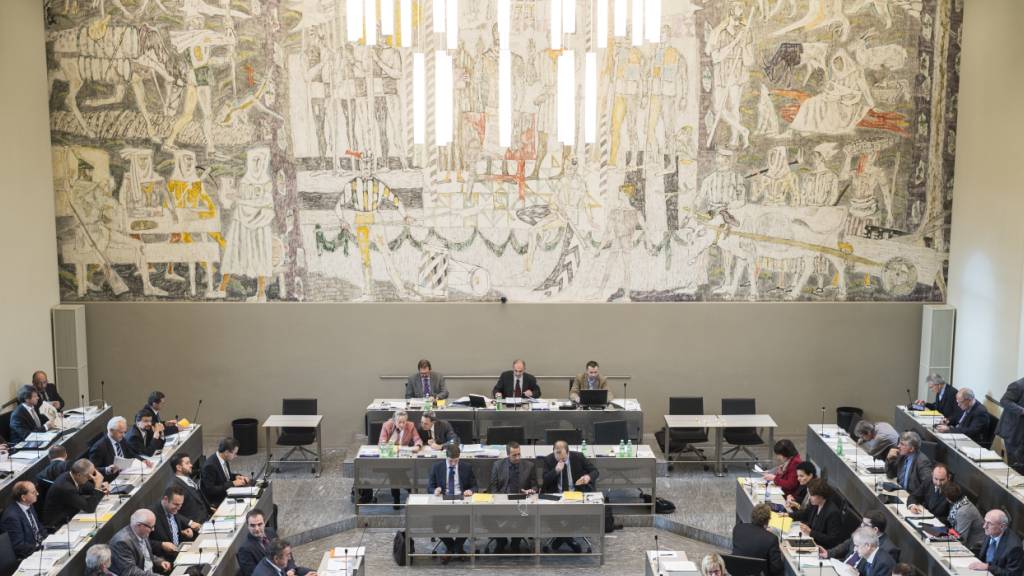 Hier tagt der Grosse Rat normalerweise: Im Grossratssaal in Chur unter dem bekannten Werk des Künstlers Alois Carigiet. Alle paar Jahre hält das Kantonsparlament jedoch eine Session ausserhalb von Chur ab - die Landsession. Für deren Austragung können sich die Bündner Regionen bewerben. (Archiv)