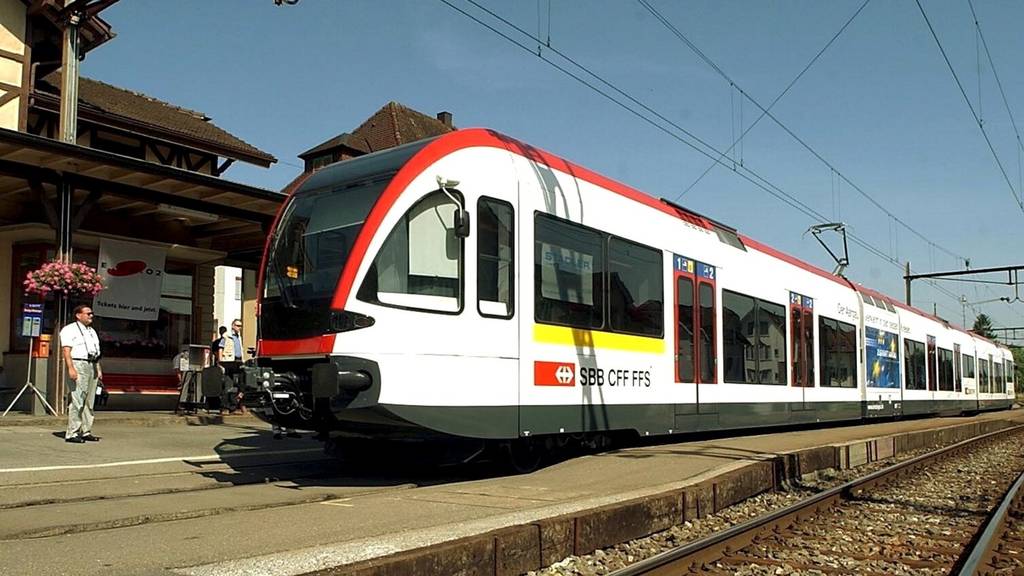 Die Seetalbahn (Lenzburg-Luzern) im Juni 2002 in Beinwil.