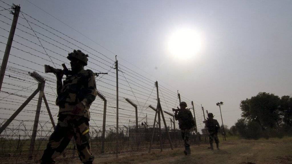 Indische Grenzsoldaten an der «Line of Control», die den indischen vom pakistanischen Teil Kaschmirs abtrennt. (Archiv)