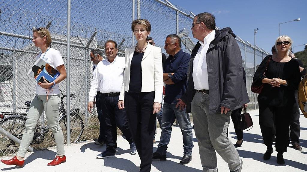 Bundesrätin Simonetta Sommaruga (Mitte) mit dem griechischen Migrationsminister Ioannis Mouzalas (rechts von ihr) vor dem Aufnahmezentrum für Asylsuchende, Moria, auf Lesbos.