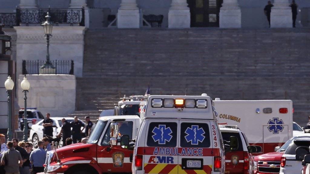 Polizei- und Krankenwagen vor dem US-Kapitol. Die Polizei erklärte auf Twitter, es handle sich um einen Einzelfall. Eine Gefahr für die Bevölkerung bestehe nicht.