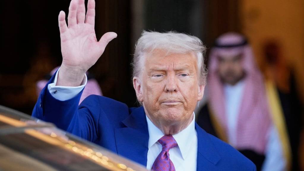 US-Präsident Donald Trump winkt, als er den Königspalast nach einer Unterzeichnungszeremonie mit dem saudischen Kronprinzen bin Salman verlässt. Foto: Alex Brandon/AP/dpa