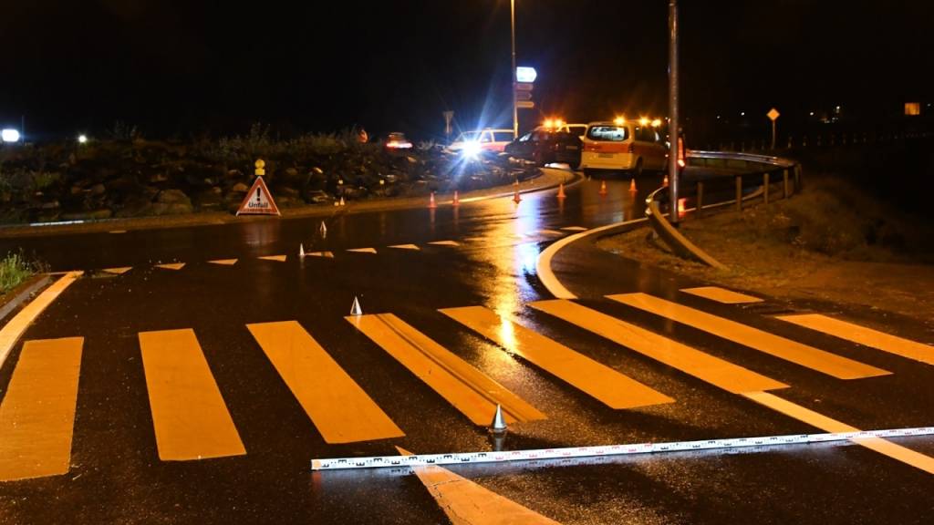 Die Polizisten verunfallten in einem Kreisel in Thusis.