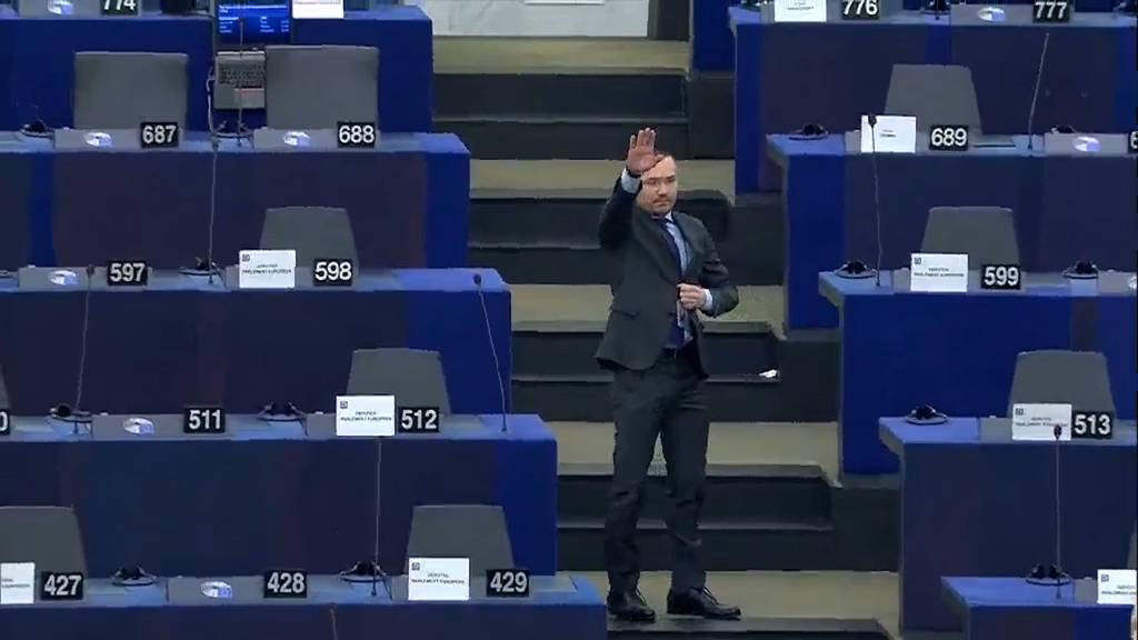 «Habe nur gewinkt»: Zeigt EU-Abgeordneter hier den Hitlergruss im Parlament?