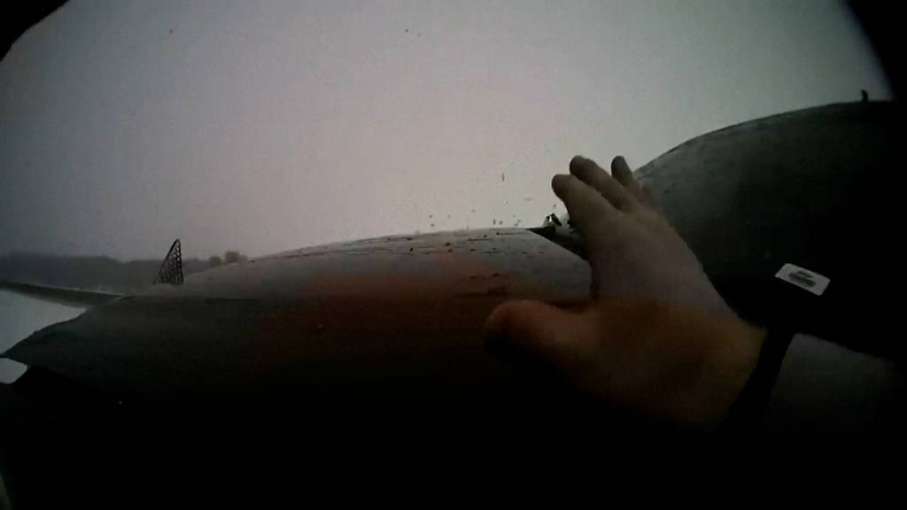 Bodycam filmt: Auto fährt Polizist während Schneesturm an