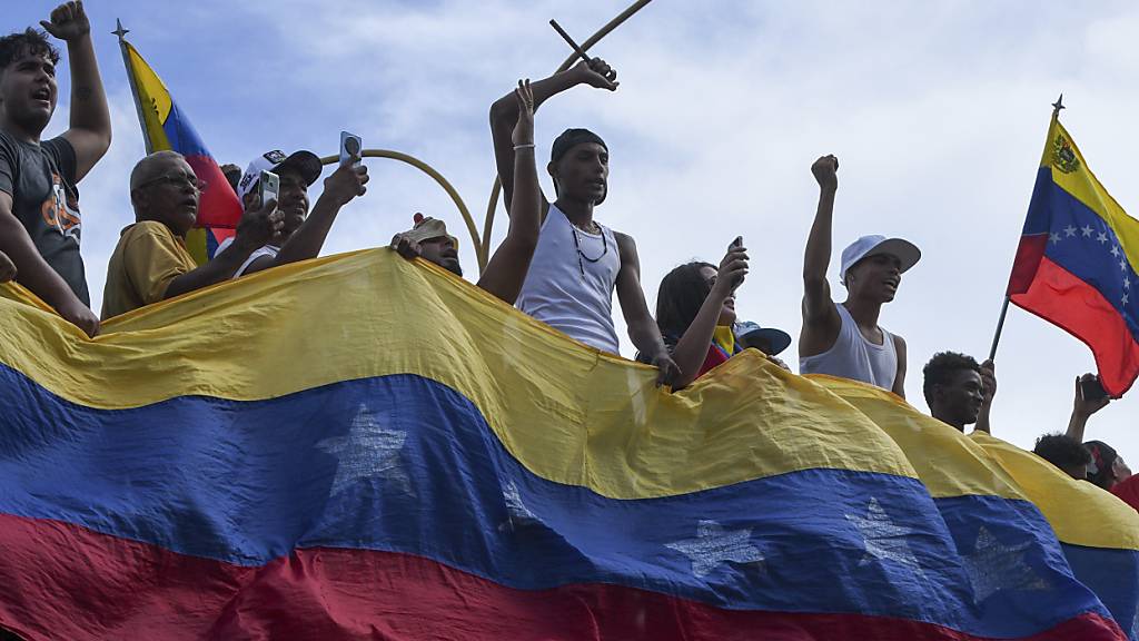 Demonstranten in Venezuela protestieren nach der Präsidentschaftswahl gegen das offizielle Wahlergebnis. Foto: Jacinto Oliveros/AP