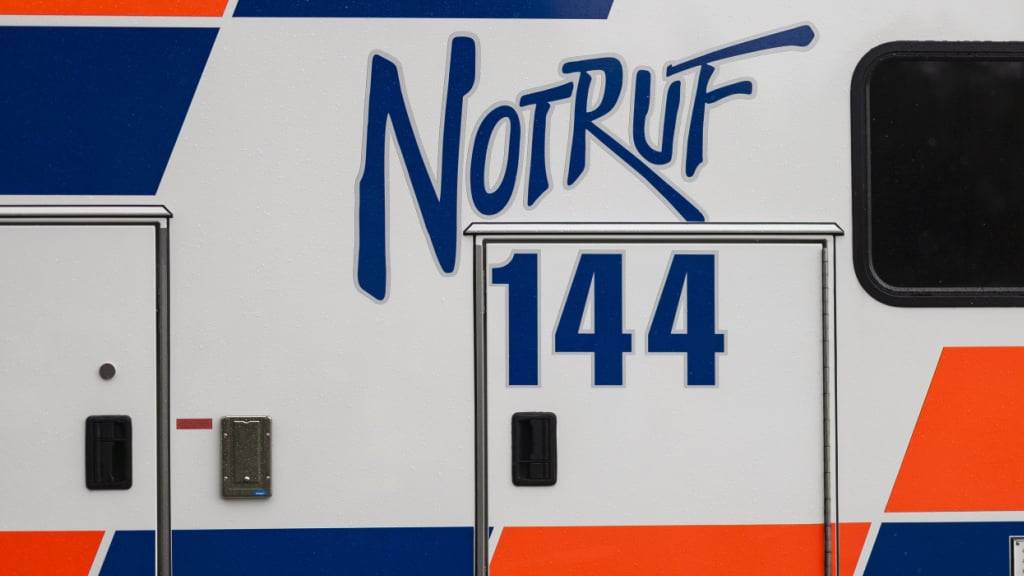 Die Ambulanz brachte die verletzte Velofahrerin ins Spital. (Symbolbild)