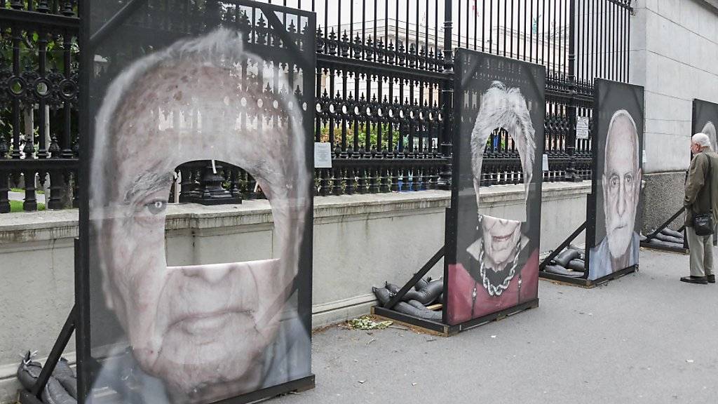 In Wien sind zum dritten Mal innert weniger Tage Porträtfotos von Überlebenden der NS-Verfolgung zerschnitten worden. Die Bilder werden im Rahmen der Ausstellung «Gegen das Vergessen» entlang der Ringstrasse vor dem Heldenplatz gezeigt.