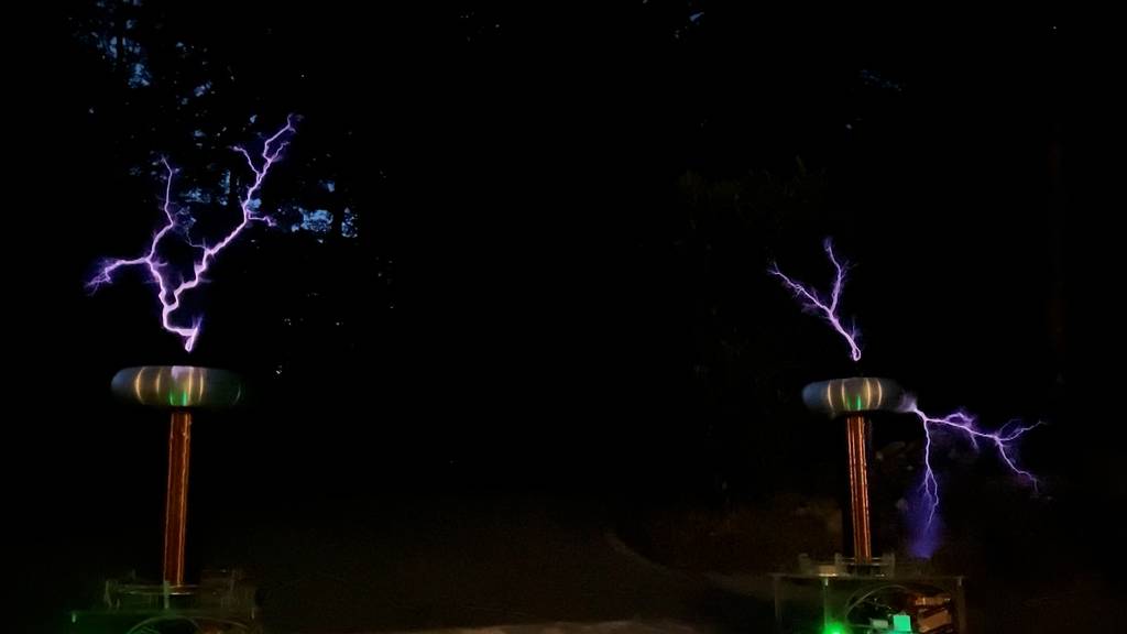 20-Jähriger macht mit Teslaspulen Musik sichtbar