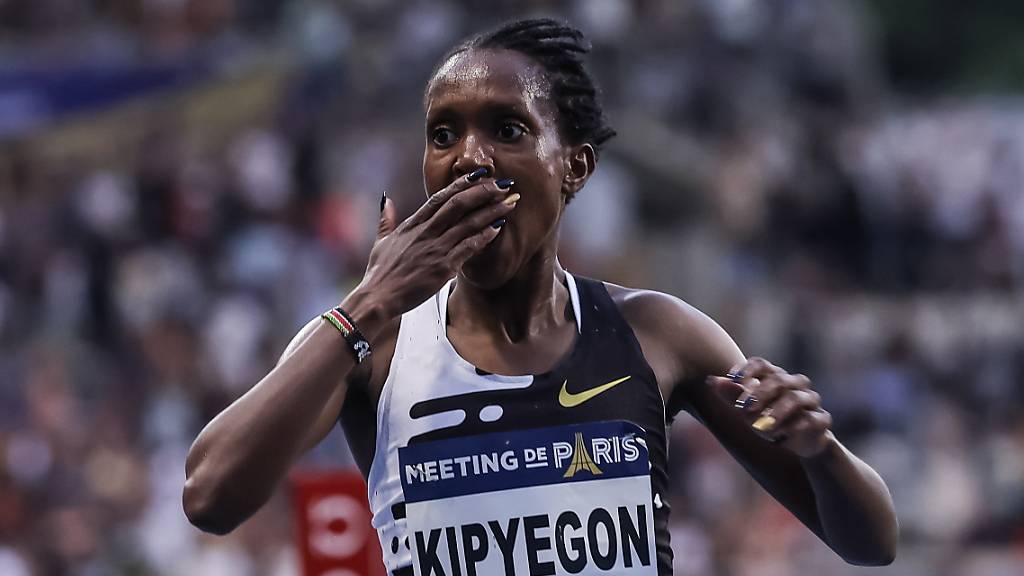 Faith Kipyegon mit dem Blick auf die Anzeigetafel: Weltrekord pulverisiert