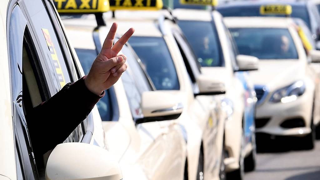 Der Fahrdienstvermittler Uber öffnet seine App für alle Taxiunternehmer in ganz Deutschland. (Archivbild)