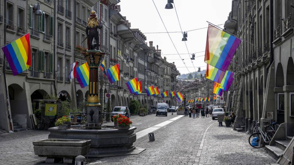 Für die Eurogames hängen in der Berner Altstadt Regenbogenfahnen.