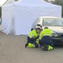Nach dem Unfall: Aargauer Kantonspolizisten untersuchen das Fahrzeug.