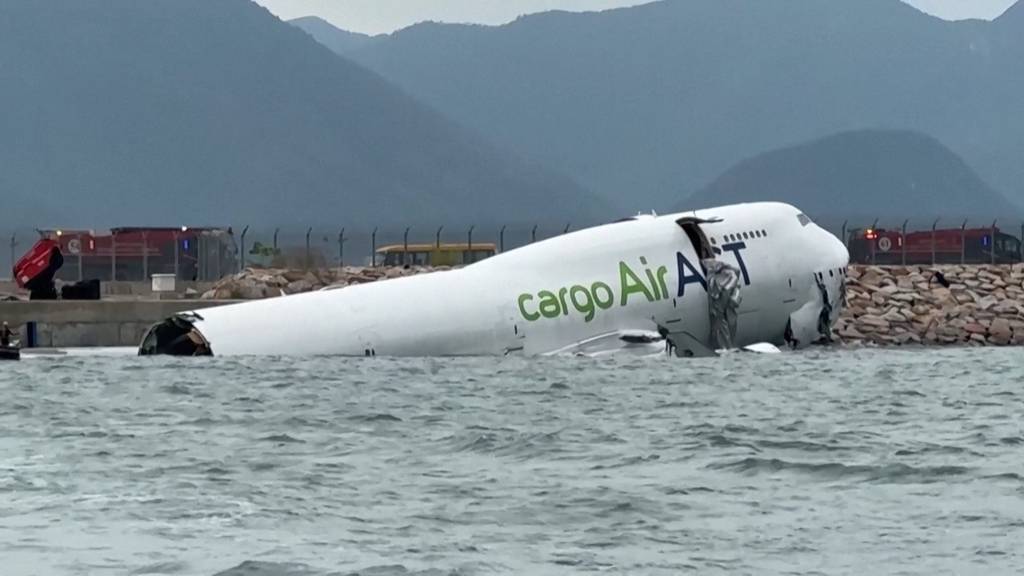 Tödliches Flugzeugunglück in Hongkong: Jumbo-Jet schlittert ins Meer