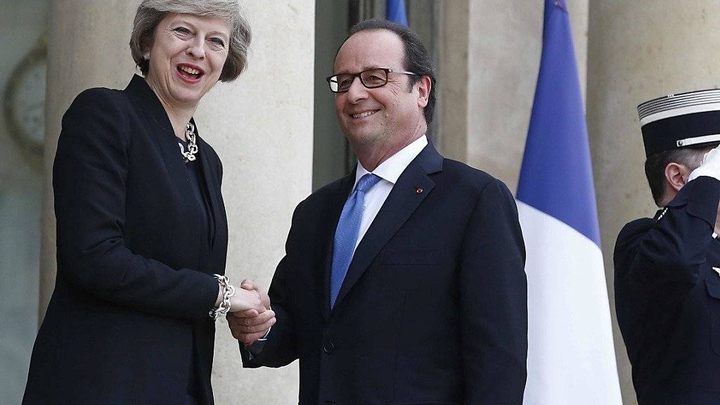 Die neue britische Premierministerin Theresa May bei ihrem Antrittsbesuch beim französischen Präsidenten François Hollande.