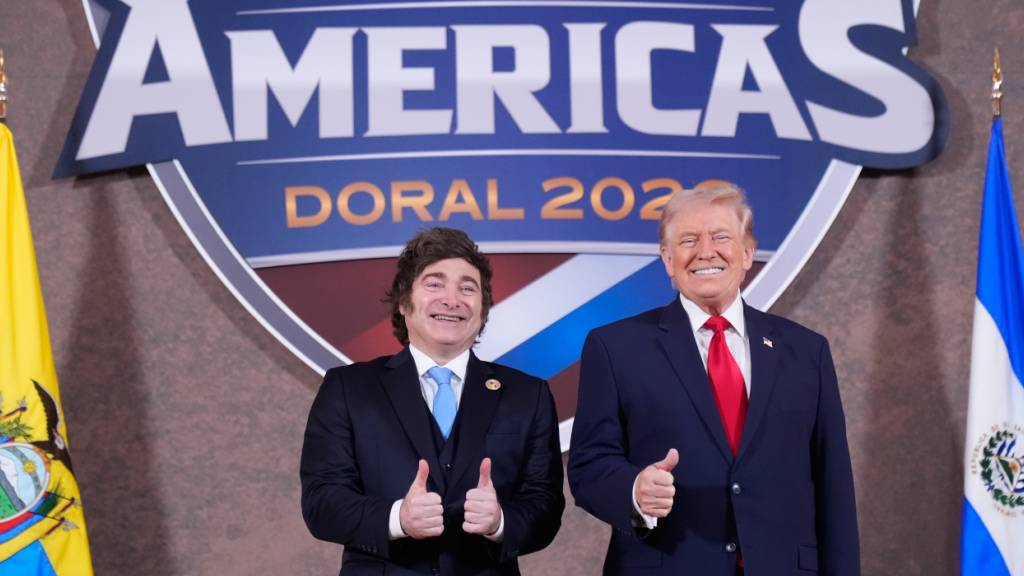 US-Präsident Donald Trump begrüßt den  argentinischen Präsidenten Javier Milei beim Gipfeltreffen «Shield of the Americas». Foto: Mark Schiefelbein/AP/dpa