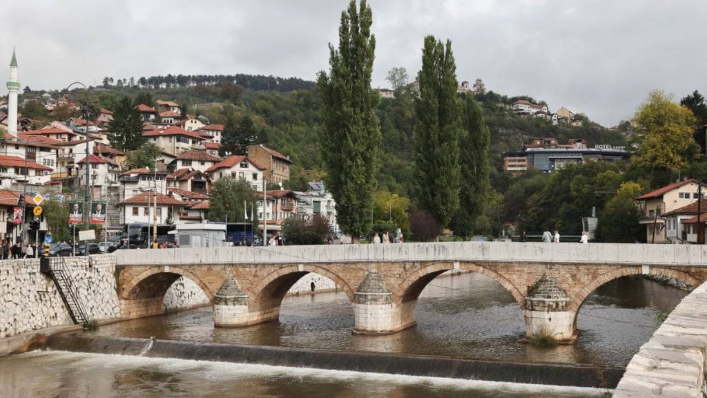 ARCHIV - Die Seher-Cehaja-Brücke (Bürgermeisterbrücke) über den Fluss Miljacka in der Innenstadt von Sarajevo. Die osmanische Steinbrücke ist eine der ältesten Brücken der Stadt und ein bedeutendes historisches Wahrzeichen. Foto: Christian Charisius/dpa