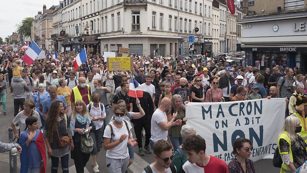 Demonstranten und Demonstrantinnen nehmen an einem Protest gegen den Gesundheitspass teil. In Frankreich haben Zehntausende Menschen am Samstag am sechsten Wochenende in Folge gegen die verschärften Corona-Regeln demonstriert. Die Protestaktionen verliefen zumeist friedlich.