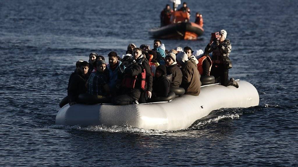 Flüchtlinge auf einem Boot zwischen Griechenland und der Türkei. Die NATO bereitet einen Einsatz vor, um gegen Schlepperbanden in der Ägäis vorzugehen. (Archiv)