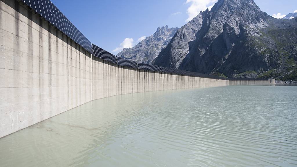 Das Elektrizitätswerk der Stadt Zürich (EWZ) will weitere Grossprojekte realisieren. Im Bild die Anlage am Albina-Stausee GR. (Archivbild)