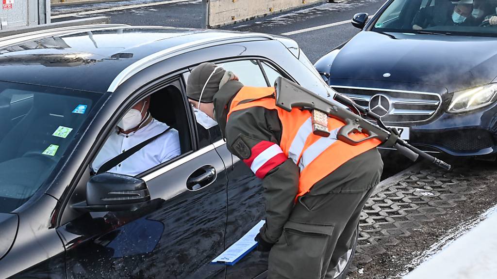 Ein Autofahrer wird bei seiner Ausreise aus Tirol an der Grenze zu Deutschland bei Kufstein konbtrolliert. Foto: Liebl Daniel | Zeitungsfoto.At/APA/dpa