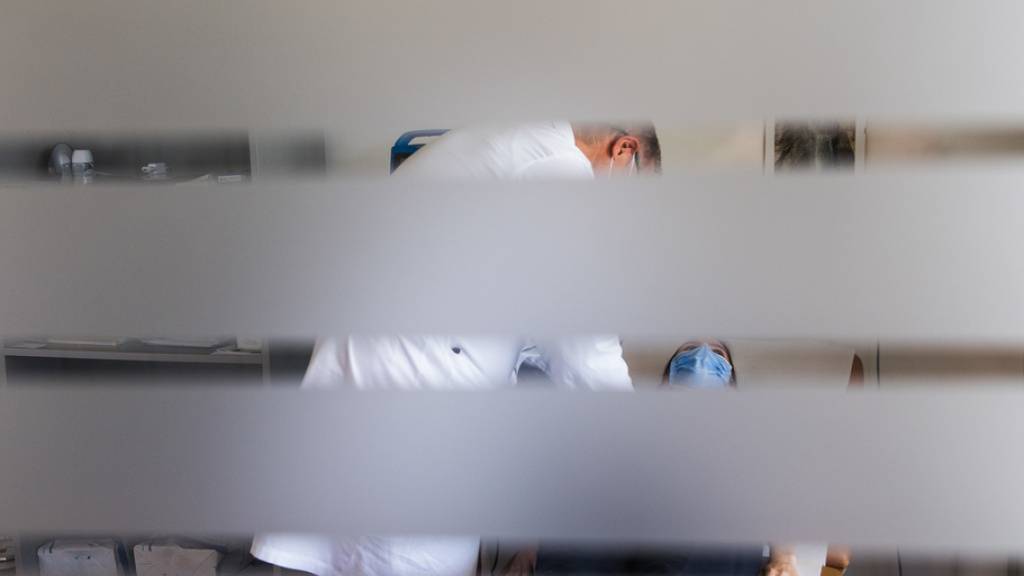 Eine neue Studie von Zürcher Forschern zeigt, dass sogenannte Komplementsystem bei Long-Covid Zellschäden aktiviert bleibt. Das könnte helfen, die Krankheit besser zu diagnostizieren. (Archivbild)