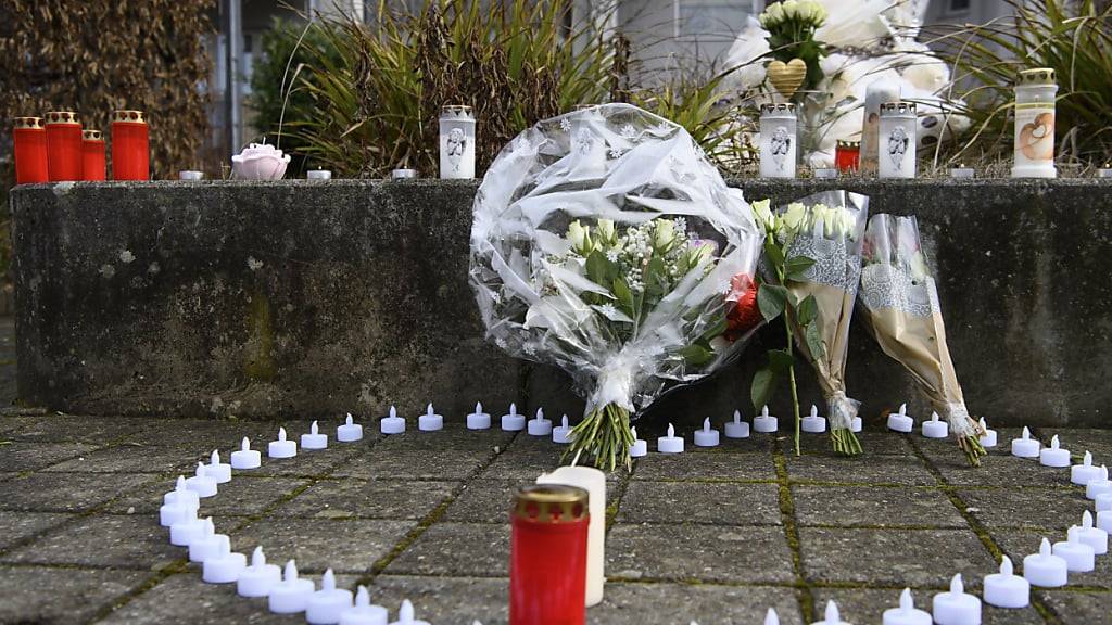 Kerzen, Plüschtiere und Blumen erinnerten im Februar 2022 in Niederwangen an das getötete achtjährige Mädchen. Jetzt liegt das erstinstanzliche Urteil im Kindstötungs-Prozess vor. (Archivbild)